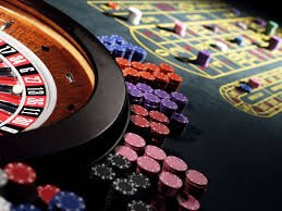 Pengguna mobile membuka Celengan Emas